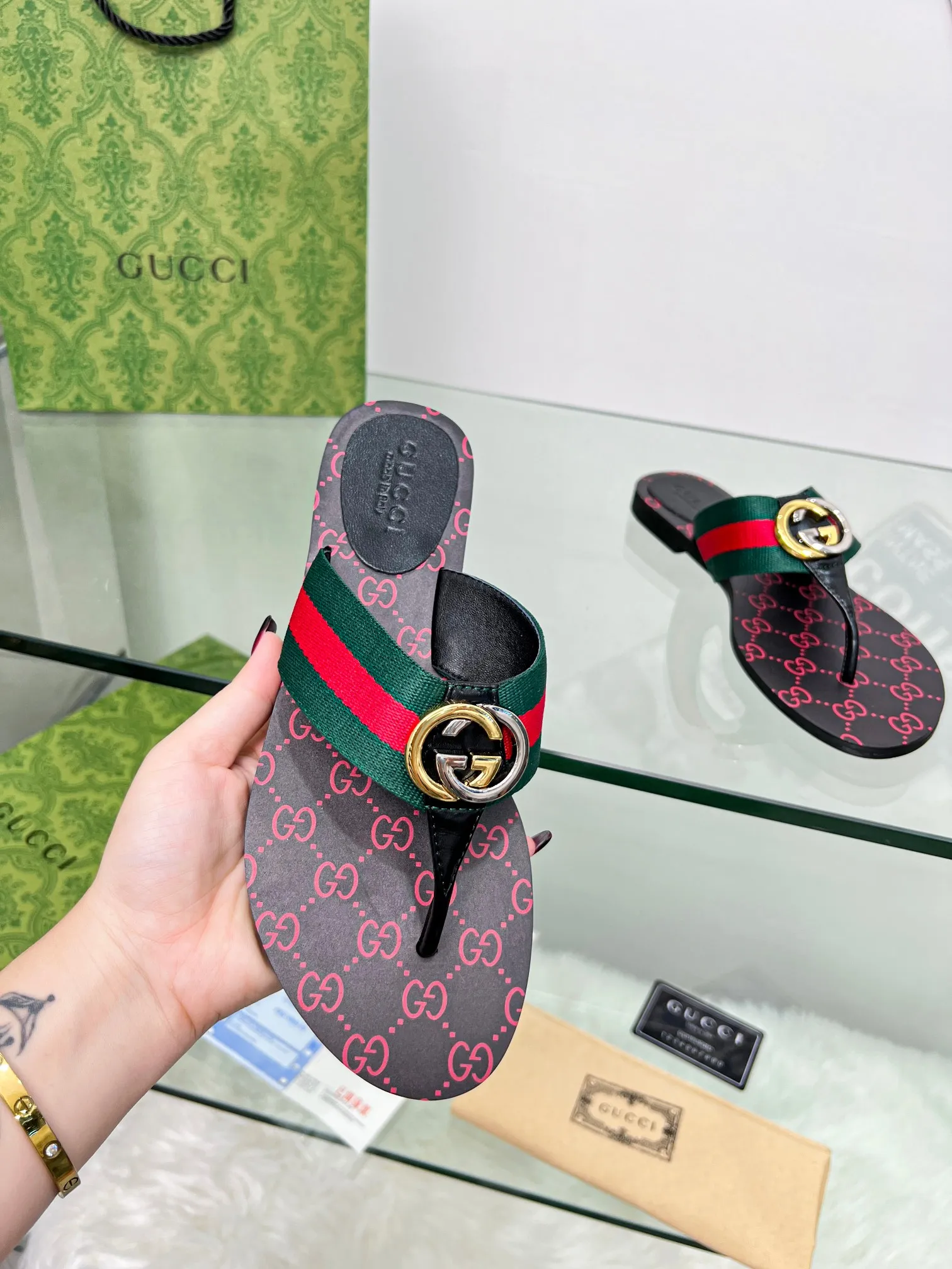 👟👟Ex-factory price 280👟👟 Gucci·Gucci💗 Classic flip-flops.  This is an amazing shoe, a luxury brand loved by celebrities and Internet celebrities😼The original hardware of the counter is gold and silver with double G buckles. 1:1 reproduction purely handmade.  German technology 3D printing logo.  Number of yards 35-45